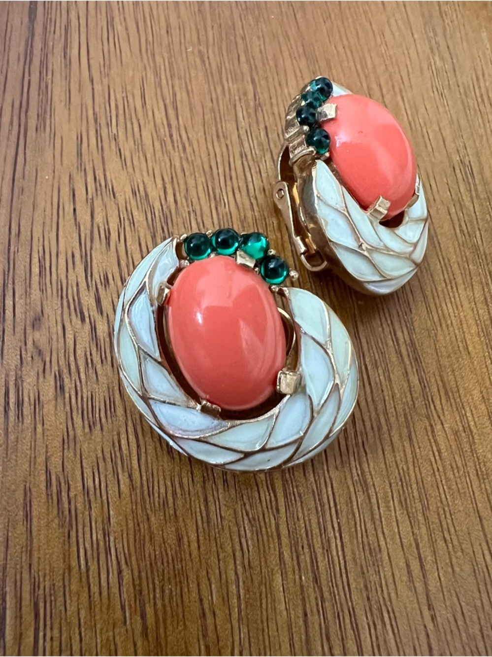 L'Orient Trifari Coral Emerald Green Brooch and Clip-On Earring Set - Picture 6 of 9